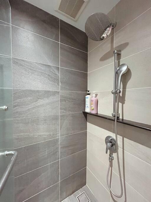 M101 Klcc Kl City King Suites By Livin Kuala Lumpur Esterno foto